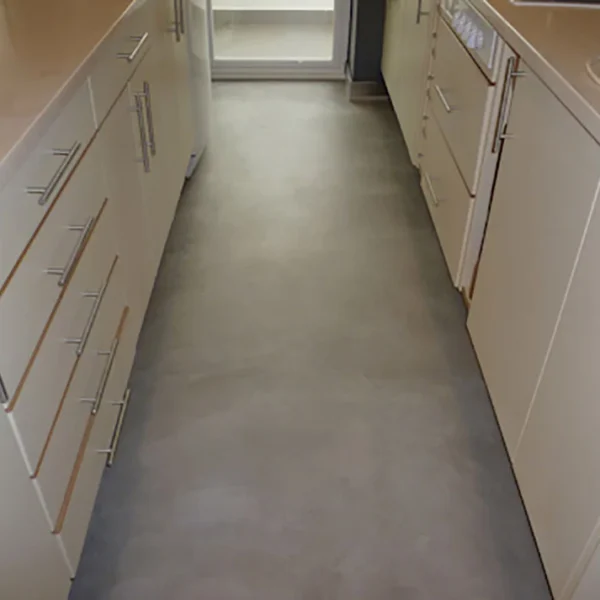 Suelo de cocina de microcemento en Madrid
