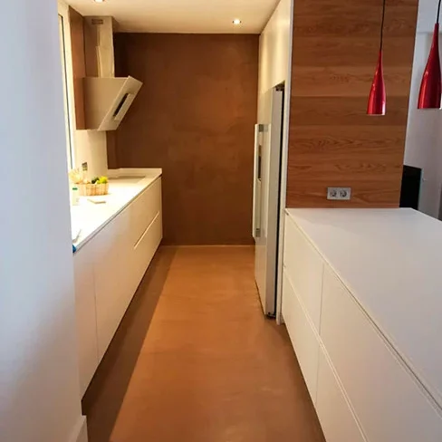 Suelo de cocina de microcemento en Madrid