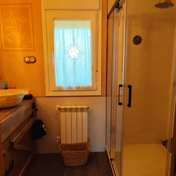 Cuarto de baño con estuco esgrafiado en Madrid