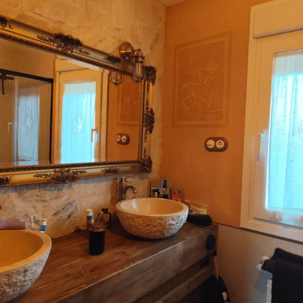 Pared de baño con estuco esgrafiado en Madrid